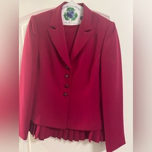 Like new Tahari size 8- 2 piece skirt suit